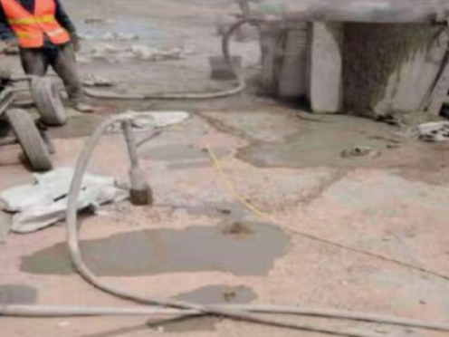 蒙自水泥混凝土路面板底注浆技术 路面脱空注浆整治方案